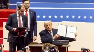 Trump arranca su era con medidas contra la migración, el colectivo LGTBI+ y la evidencia científica