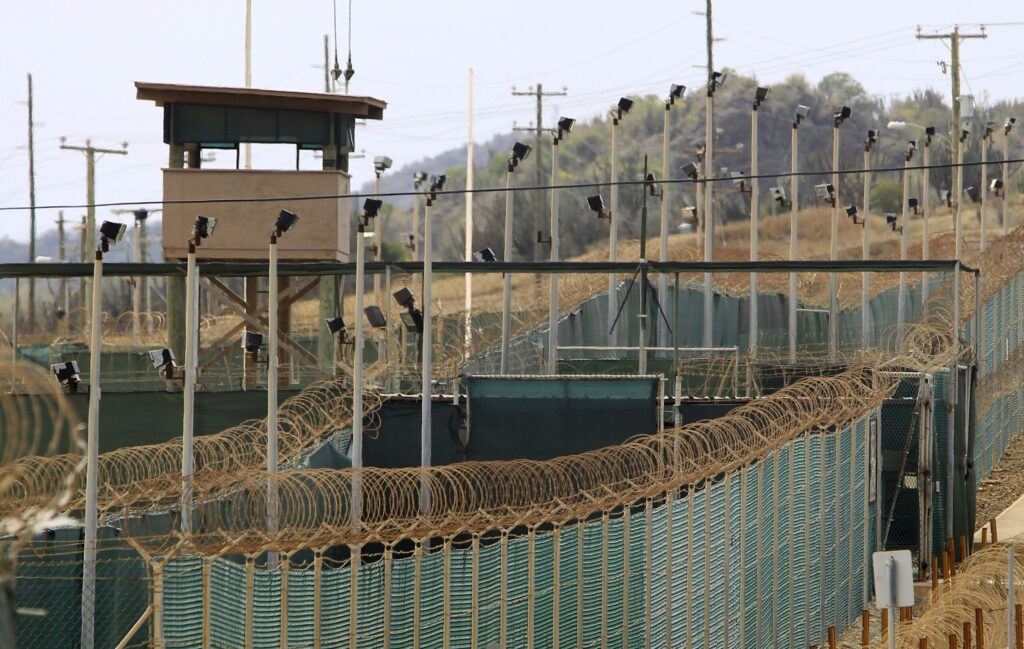 Trump evalúa usar base de Guantánamo para detener a migrantes indocumentados  - AlbertoNews