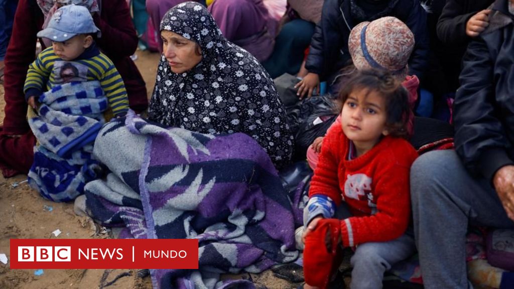 Trump llama a Gaza “un sitio de demolición” y quiere que Jordania y Egipto reciban a sus habitantes “temporalmente o a largo plazo”