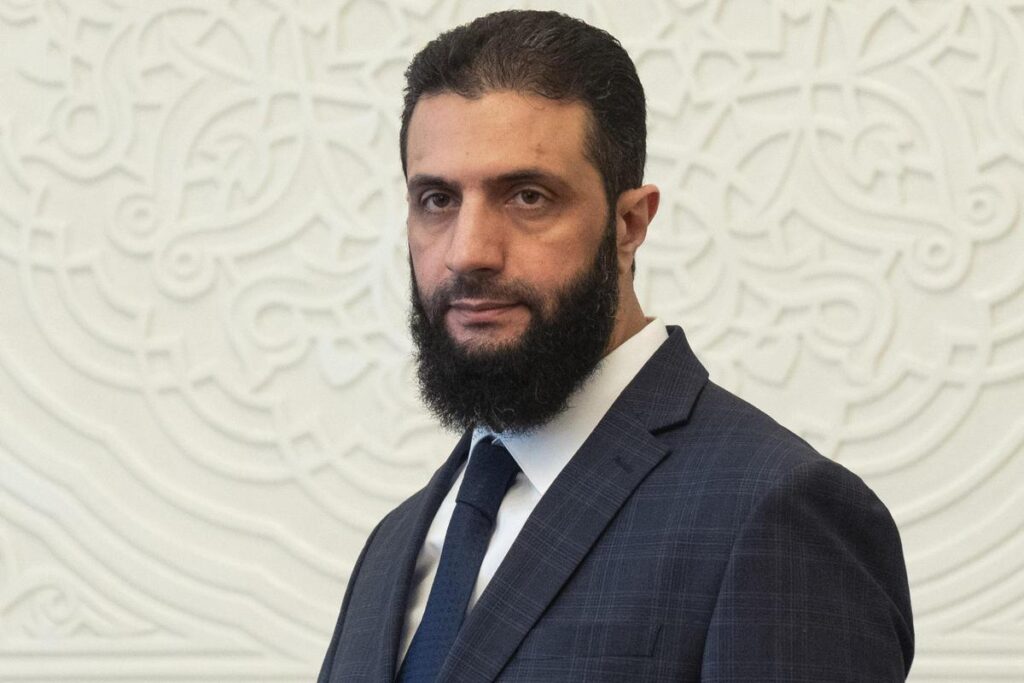 El líder de Hayat Tahrir al Sham, Amed al Shara, antes conocido como Abu Mohamed al Jolani, el 28 de diciembre durante una reunión en Damasco.
