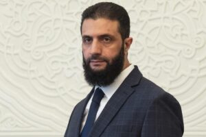 El líder de Hayat Tahrir al Sham, Amed al Shara, antes conocido como Abu Mohamed al Jolani, el 28 de diciembre durante una reunión en Damasco.