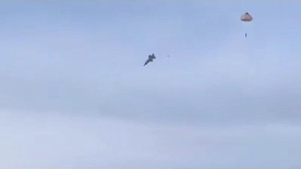 Un avión de combate se estrelló en Alaska y el piloto logró eyectarse a último momento