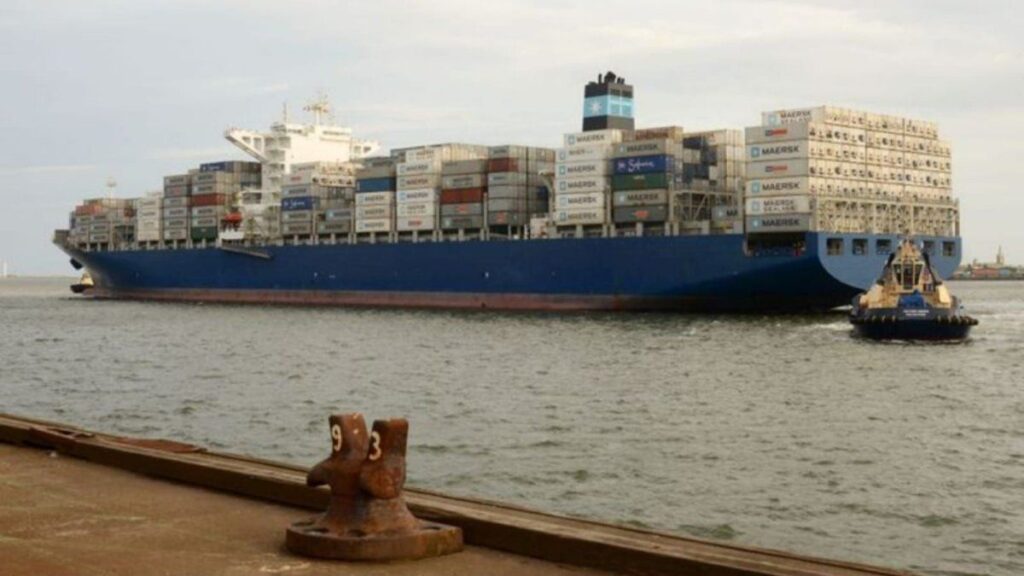 Un barco con más de 1.300 contenedores de cerezas está a la deriva en Micronesia