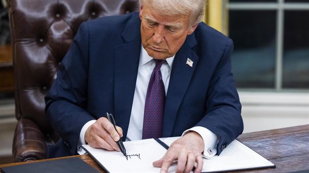 Un juez federal bloquea la orden de Trump de acabar con la ciudadanía por nacimiento