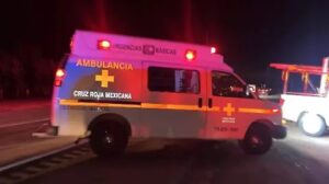 Un médico falleció y dos personas están heridas por la volcadura de una ambulancia en Perú - AlbertoNews