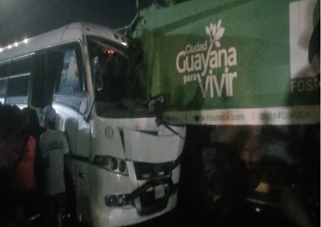 Un muerto y dos heridos tras estrellarse autobús contra una compactadora de Fospuca