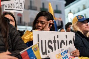 Unas 4.000 personas abarrotan la Puerta del Sol de Madrid al grito de 'Fuera Maduro, Edmundo presidente'