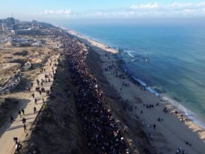 Unos 300.000 palestinos han regresado este lunes al norte de Gaza en el marco del alto el fuego