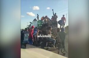 VIDEO: Gandola cargada de refrescos fue saqueada en carretera del sur de Anzoátegui
