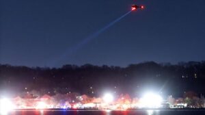 Varias víctimas mortales en un choque entre un avión comercial y un helicóptero militar cerca de Washington