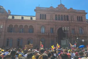 Venezolanos en Argentina salen a respaldar a González Urrutia en la Plaza de Mayo