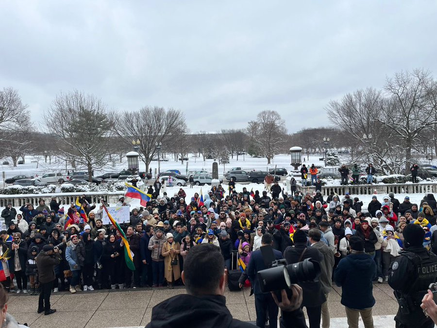 Venezolanos reciben a González Urrutia en Washington pese al frío inclemente