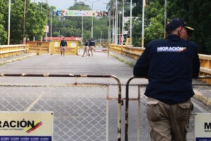 Venezuela reabre la frontera con Colombia tres días después del cierre por la investidura