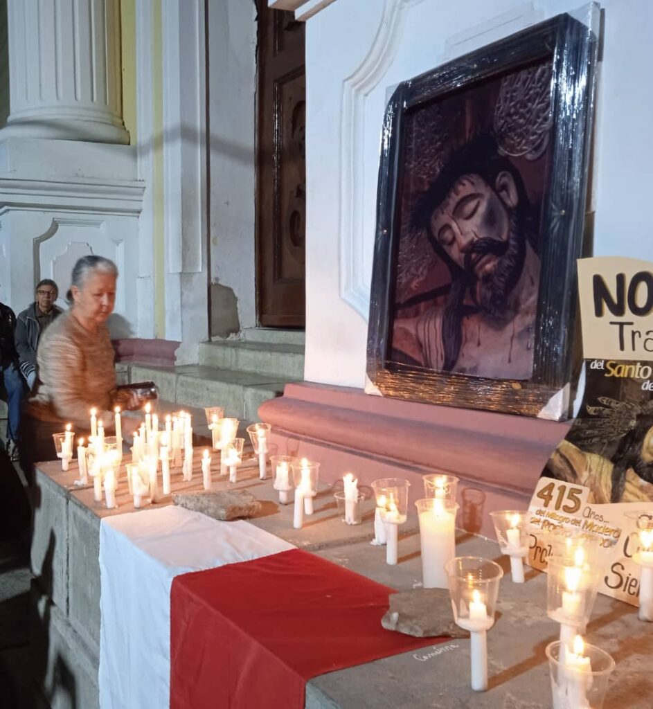 Vigilia a las puertas de la basílica del Santo Cristo de La Grita