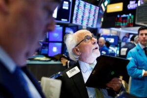 Wall Street cierra en rojo afectada por datos de empleo en EE.UU