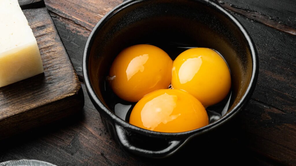 Yemas confitadas en freidora de aire, una receta barata que potencia cualquier plato
