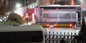 alambrada de púas, barricadas y guardias patrullando