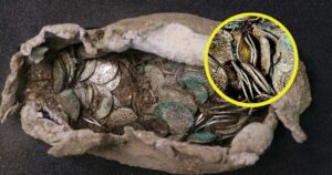 arqueólogos descubren en Inglaterra un sorprendente tesoro de 321 monedas de plata del siglo XI