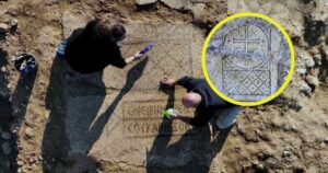 arqueólogos desentierran un raro mosaico bizantino de 1.500 años con una bendición bíblica en las ruinas de un monasterio