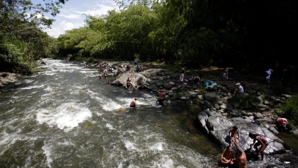buscan a una joven de 19 años que fue arrastrada por una creciente en el río Pance