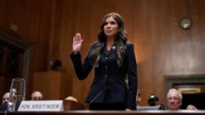 confirman a Kristi Noem como secretaria de Seguridad Nacional de Donald Trump