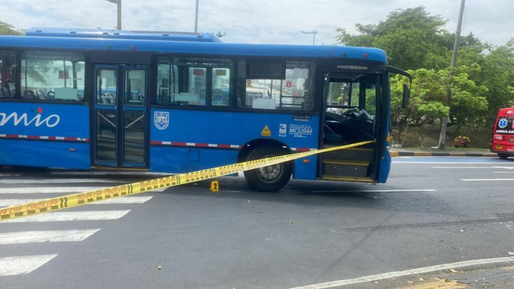 cuatro personas quedaron gravemente heridas, tras haber sido atropelladas; un bus del MIO involucrado