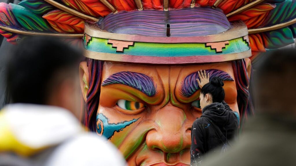 del solemne desfile de la Familia Castañeda a una guerra de espuma y harina en Pasto