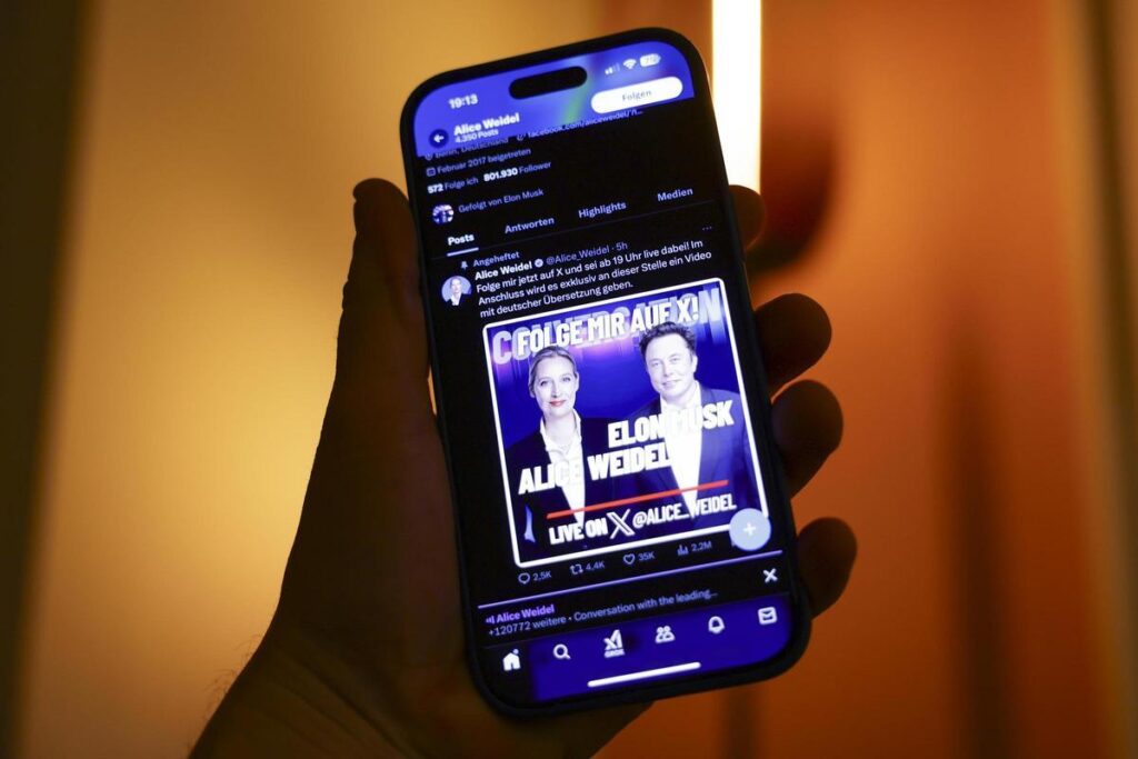 Un usuario de X sigue la entrevista entre Elon Musk y la líder de AfD Alice Weidel en X, el pasado jueves.