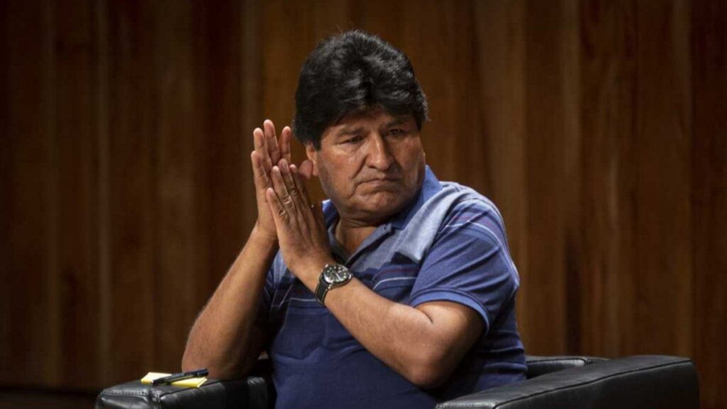 ordenan detener a Evo Morales pero sus simpatizantes custodian su hogar para evitar su captura