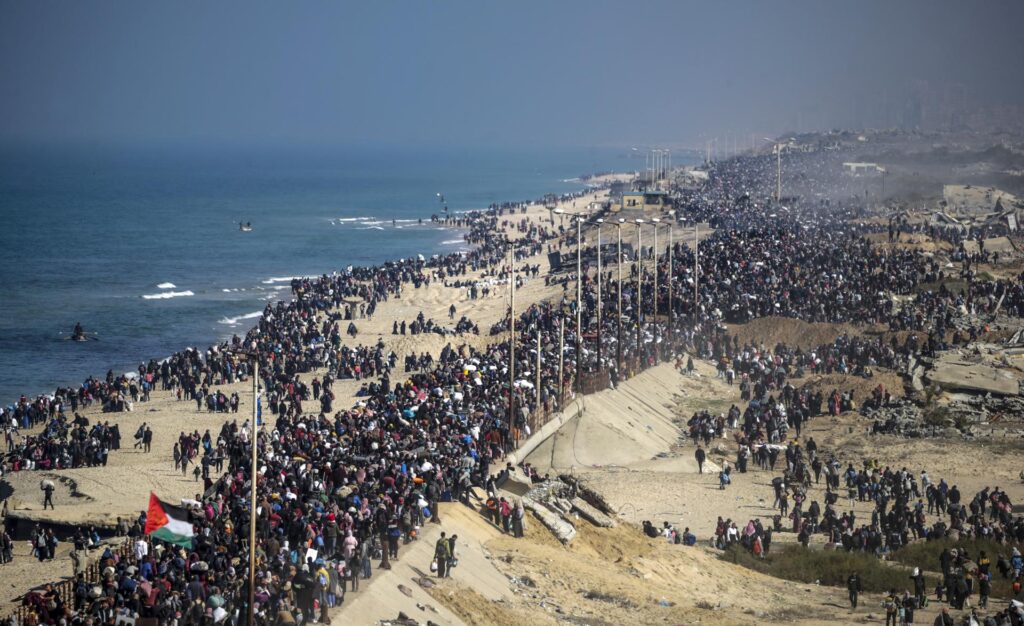 palestinos regresan al norte de una Gaza arrasada