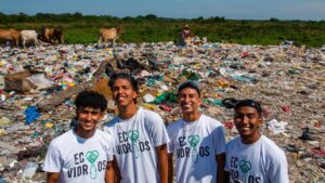 proyecto de jóvenes con botellas de vidrio en basurero