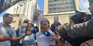 Familiares de presos políticos se concentran al frente del Ministerio Público y denuncian: “solo reciben una comida al día”