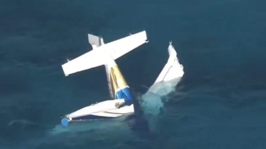 tres personas murieron tras caer al mar desde un hidroavión