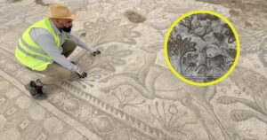 un agricultor descubre un mosaico romano de 1.700 años único
