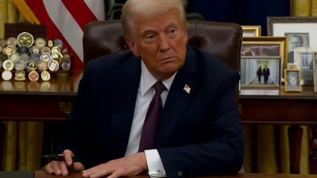 un juez bloqueó la decisión de Donald Trump de congelar gastos federales de ayudas públicas