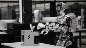 ¿OpenAI planearía hacer un robot de cuerpo humano y un cerebro con ChatGPT?