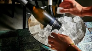 ¿Se puede beber vino blanco con hielo? Esta es la opinión de dos expertos vinícolas