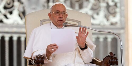 El papa sigue «crítico» pero «estable»