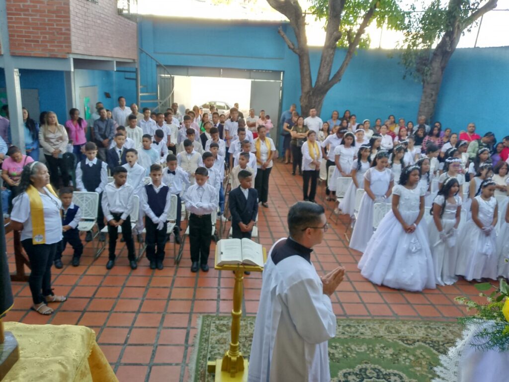 58 niños realizaron la Primera Comunión en la Iglesia de Montesano