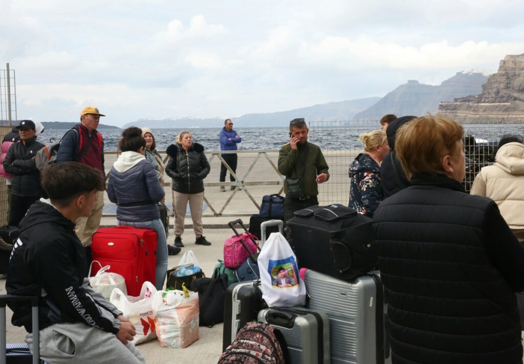 9.000 personas han abandonado Santorini por los sismos