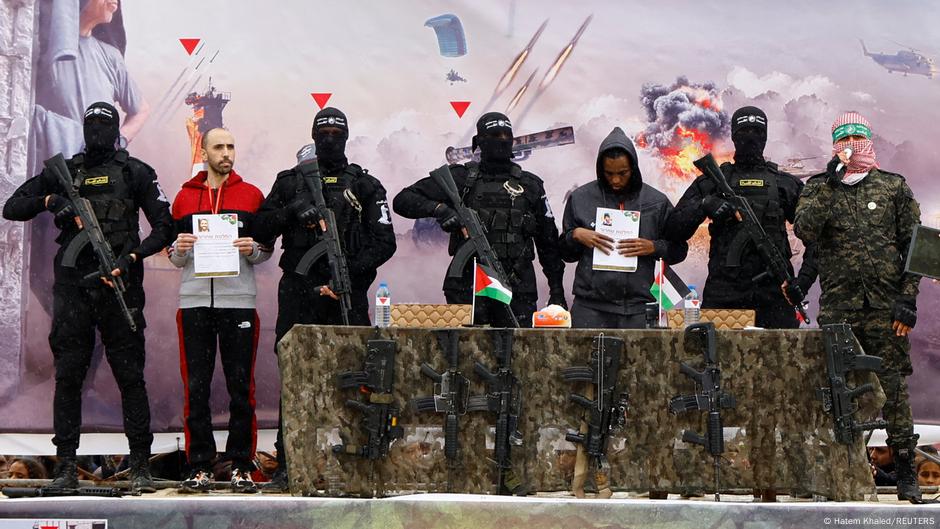 Acuerdan canje de presos palestinos por cuerpos de rehenes – DW – 26/02/2025
