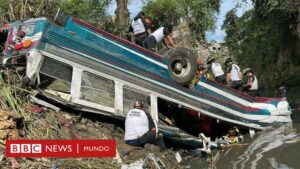 Al menos 51 muertos tras caer un autobús desde un puente en Guatemala