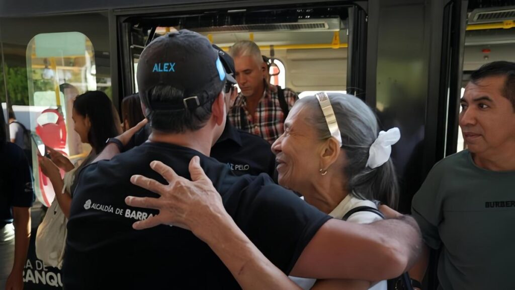 Alcalde Char pide a usuarios de Transmetro cuidar los nuevos buses