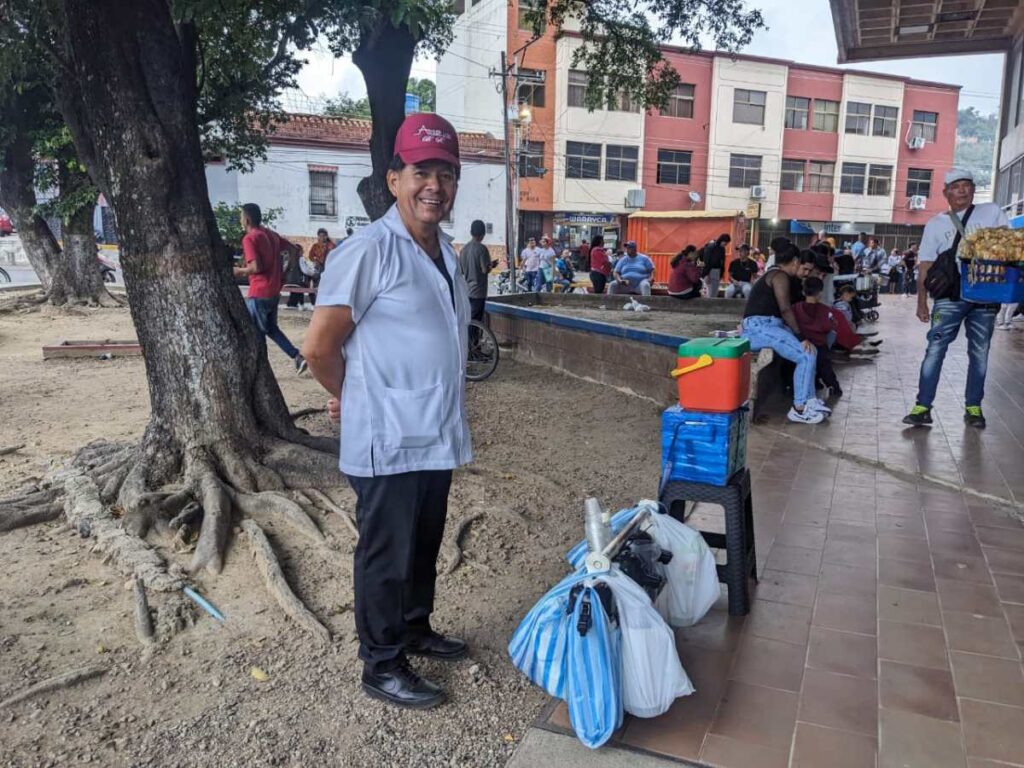 Aprovechó el gentío en el Saime para vender café y pasteles – Diario La Nación
