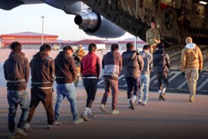 Aseguran que Trump está "enojado" ante pocas deportaciones de migrantes