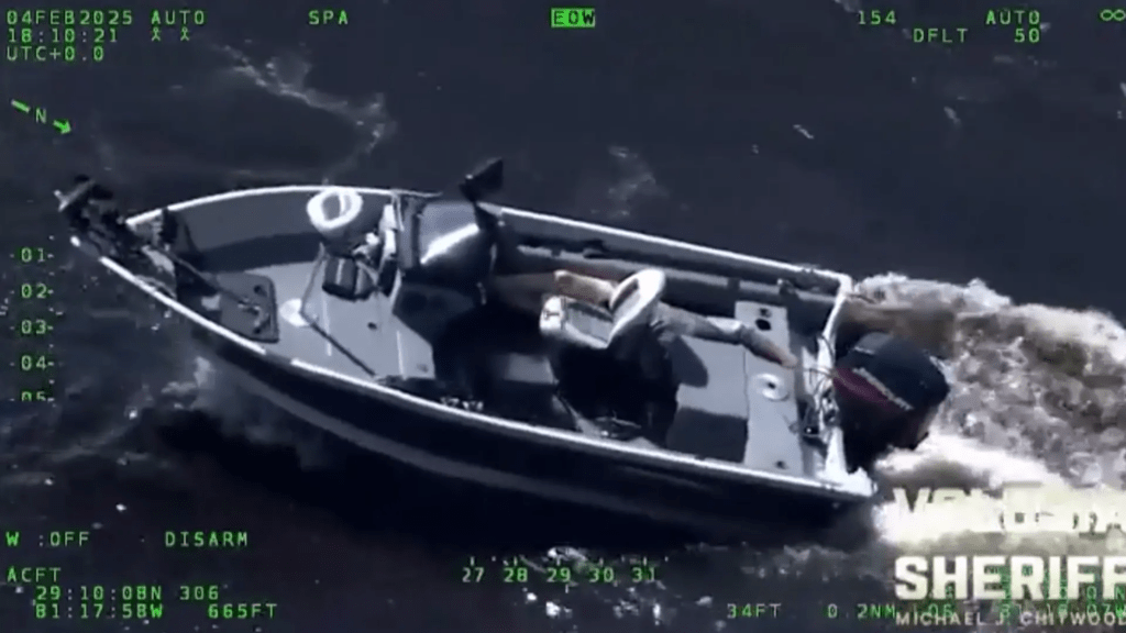 Así se ha vivido el complicado rescate de un hombre inconsciente en un barco fuera de control
