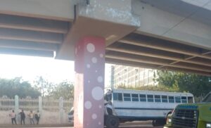 Autobús impacta contra base del elevado de Delicias