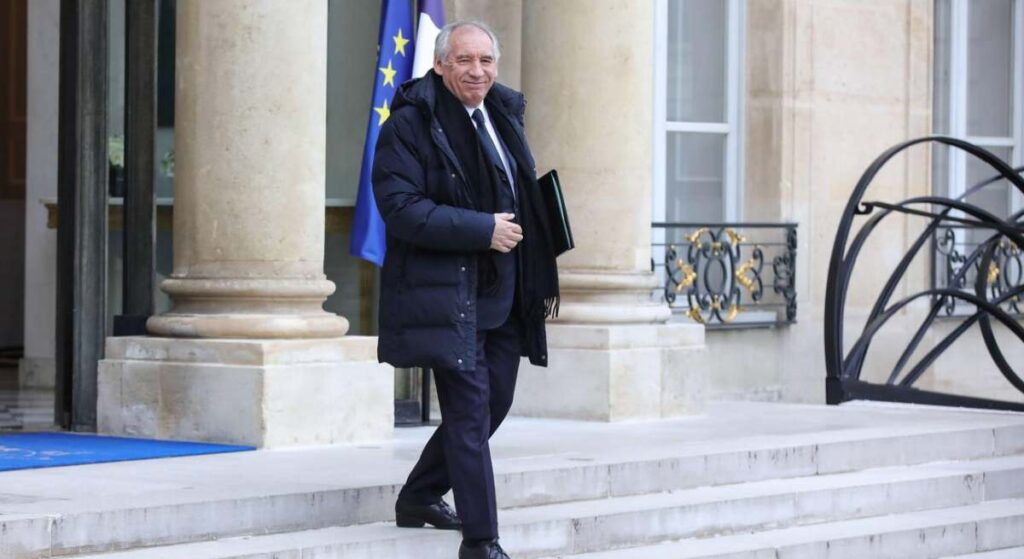 Bayrou quiere imponer su presupuesto sin voto y se arriesga a una moción de censura
