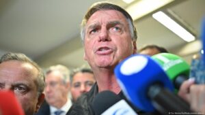 Bolsonaro dice que "régimen autoritario" lo inculpa – DW – 20/02/2025