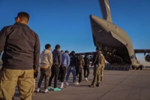 Brasil recibe un nuevo vuelo con 113 brasileños deportados por Estados Unidos - AlbertoNews